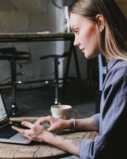 cafe_laptop_tables